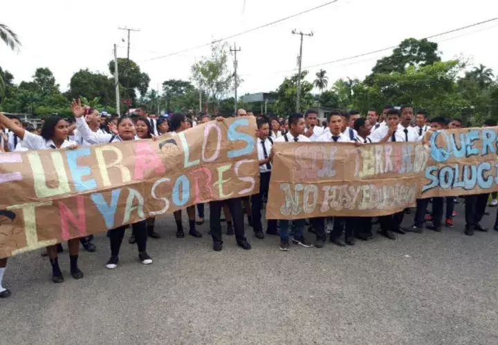 Docentes y estudiantes están siendo afectados por familias que han invadido terrenos de propiedad del colegio de Guabito. Foto: Leonardo Machuca