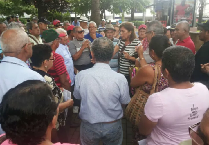 Los jubilados y pensionados dicen que nada Cerdem, quieren su dinero pronto. Foto: José Vásquez