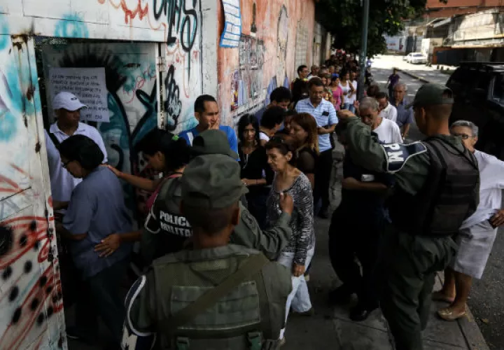 Chavistas hacen fila en un centro de votación. FOTO/EFE