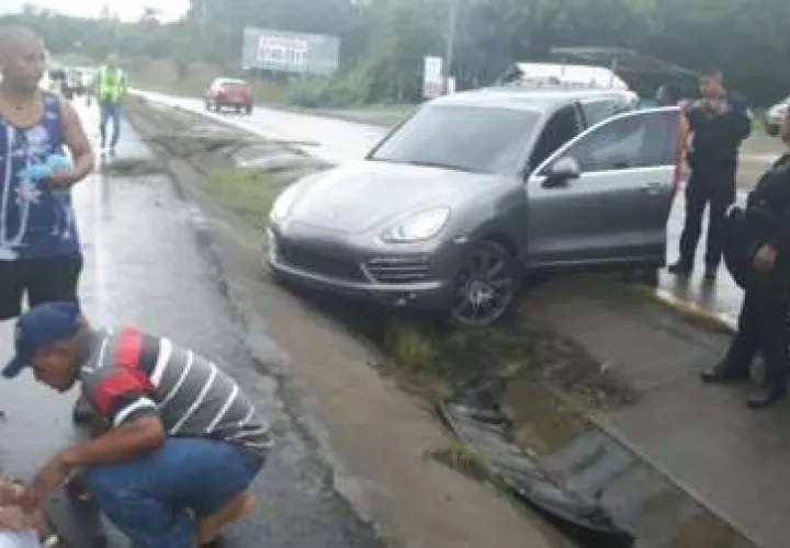 Momentos en que esperaban la ambulancia para el herido.