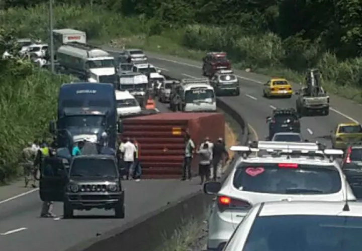 El descomunal tranque en Lomá Cová afectando a gran cantidad personas. Foto: Raimundo Rivera
