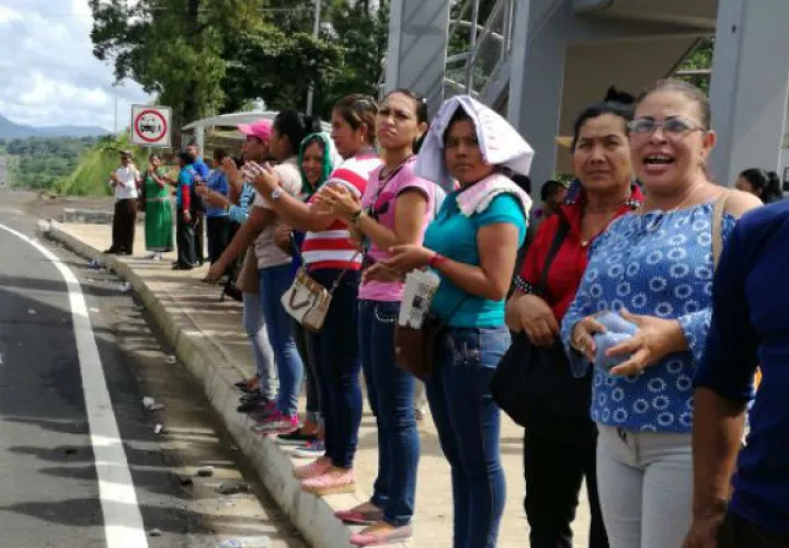 Los manifestantes repudian los hechos de ayer cuando fueron golpeados padres de familia, docentes y estudiantes. 