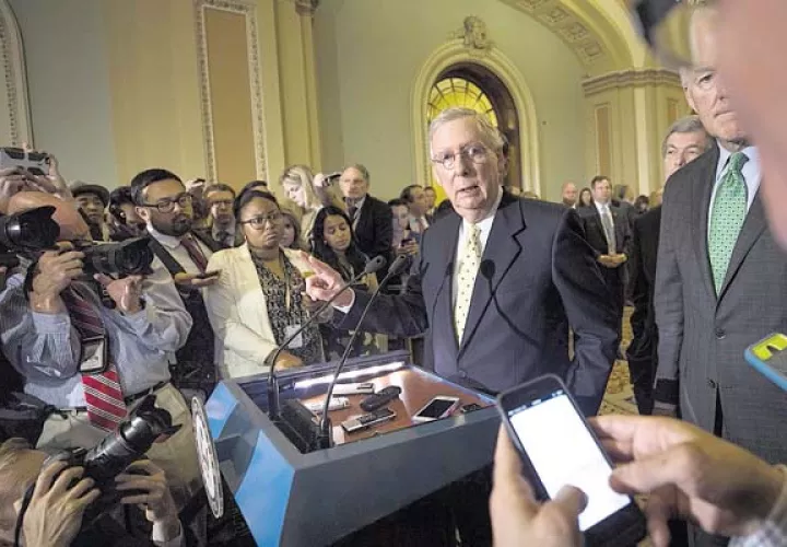El senador Mitch McConnell, ofrece declaraciones luego que el Senado rechazó revocar el Obamacare. /Foto EFE