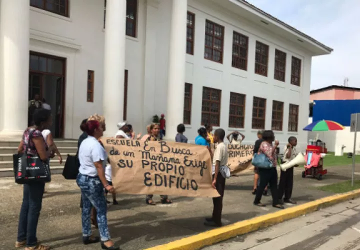 No tienen edificio propio, ya que los sacaron del lugar donde estaba la escuela. Foto: Delfia Cortez