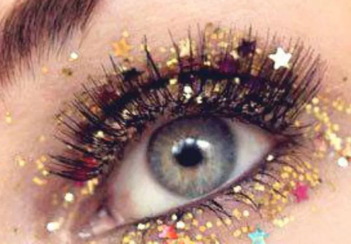 La nueva tendencia en maquillaje con estrellas en los ojos.