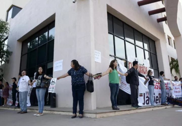 Periodistas del estado de Sinaloa clausuran de forma simbólica la fiscalía.