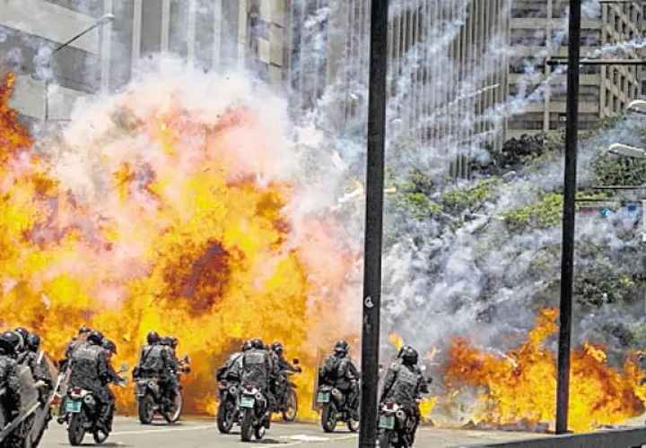 Siete agentes heridos tras explosión de dos motos