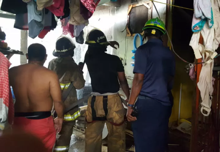 Los vecinos ayudaron a combatir el fuego para que no se propagara. FOTO/Delfia Cortez