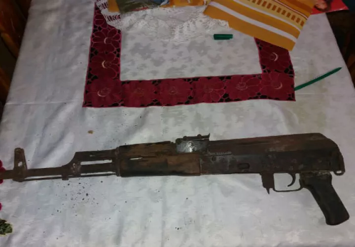 El allanamiento y decomiso del fusil se registró luego de que la policía recibiera una llamada. 