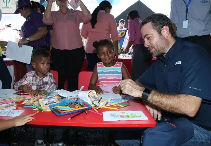 Etchelecu fue muy servicial con niños y adultos / Redes Sociales.