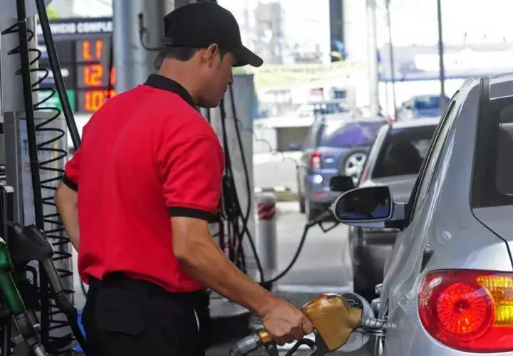La Secretaría Nacional de Energía determinará los precios máximos de venta al público específico de cada combustible en cada localidad y lo actualizará cada 14 días calendario. Foto/Archivo