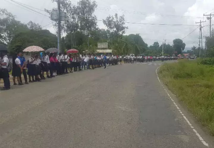 Estudiantes realizaron el viernes una cadena humana cerrando el paso en la calle que da con puesto fronterizo. Foto: Leonardo Machuca