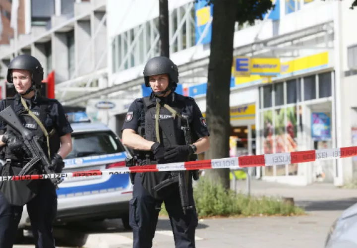 Policías patrullan la zona del ataque. Foto/ AP