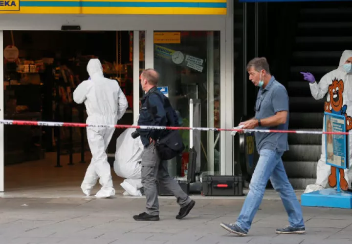 Las autoridades alemanas investigan aún si el atacante del supermercado, un palestino nacido en los Emiratos Árabes de 26 años, actuó movido por su radicalismo islámico o por transtornos psíquicos. FOTO/AP