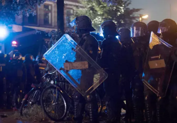 Los estamentos de seguridad mantuvieron a raya a los manifestantes. FOTO/AP