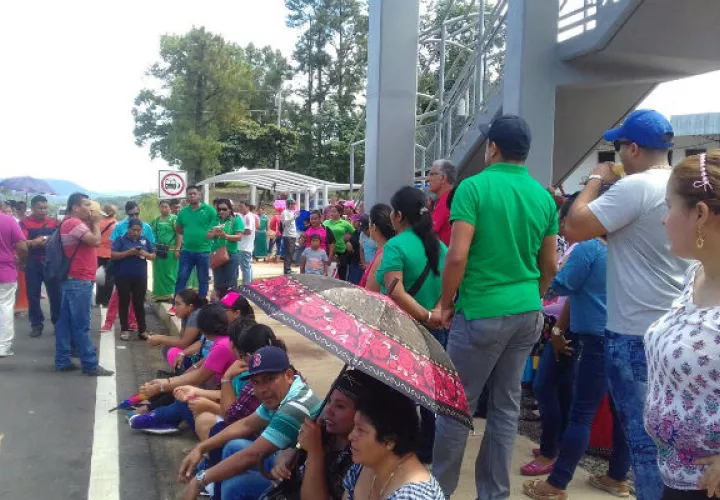 Docentes y padres de familia se mantienen firmes en su lucha, exigiendo respuestas de las autoridades. Foto: Mayra Madrid