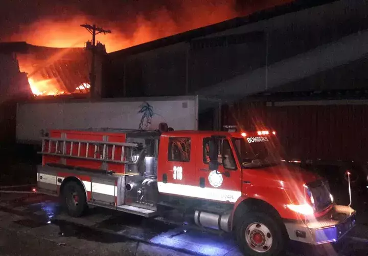 Las llamas se mantenían en el centro de la bodega. Foto: Delfia Cortez. 