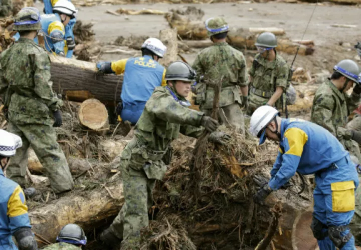 Equipos de rescate trabajan en el área del desastre. FOTO/AP