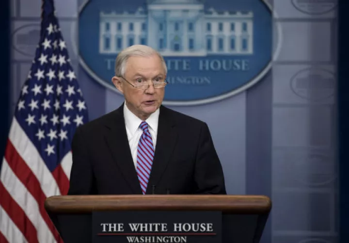 El fiscal general de EE.UU., Jeff Sessions, precisa que los ataques contra los policías debe terminar. 
