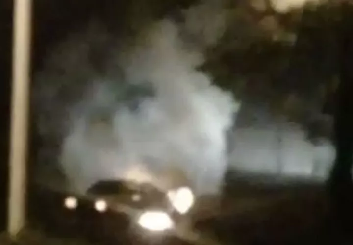 Tremendo susto pasaron los ocupantes de este sedán que se incendió en La Concepción, Bugaba. Foto: Cortesía