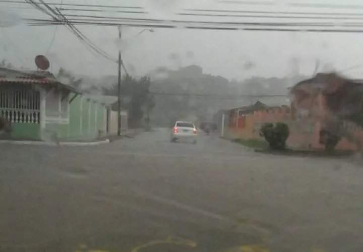Copioso aguacero. Foto. Raimundo Rivera.