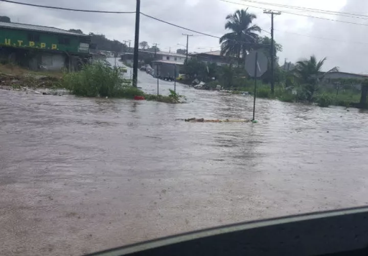 Las aguas cubrían las calles. Foto: Delfia Cortez.l