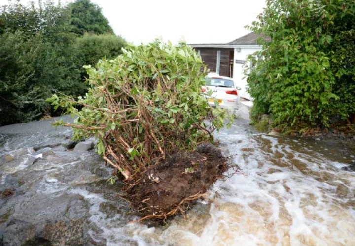 Los meteorólogos británicos señalaron que la inundación se presentó después de que fuertes lluvias. FOTO/AP