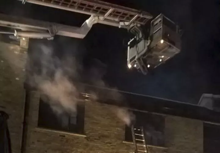 El incendio del lunes sucedió menos de cuatro semanas después de que las llamas provocaran la muerte de al menos 80 personas en el complejo de apartamentos Grenfell Tower, en el oeste de Londres.FOTO/AP