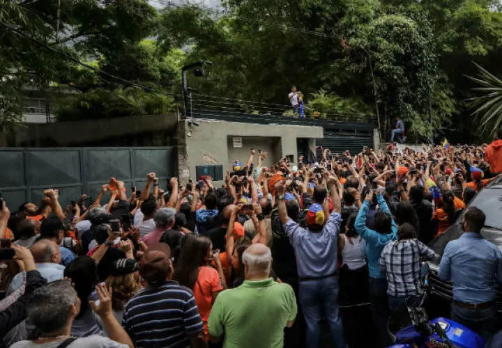 Simpatizantes de Leopoldo López, le saludan. FOTO/AP