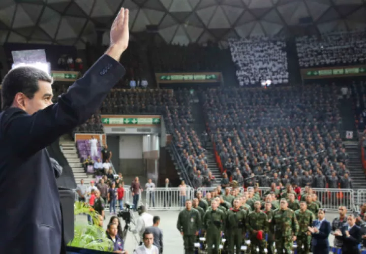 Maduro saluda a policías bolivarianos. Foto: EFE