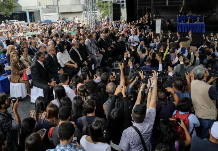Simpatizantes asistieron a la sesión. Foto/ EFE