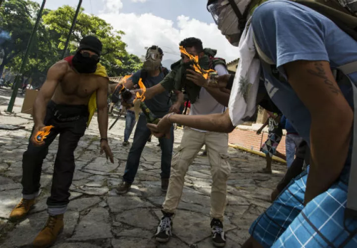 Opositores con cócteles molotov. Foto: EFE