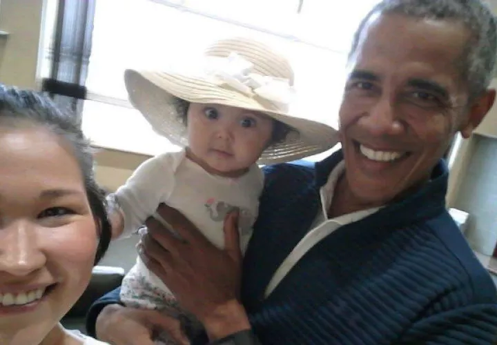 El expresidente de EE.UU. Barack Obama, carga a la pequeña Giselle. FOTO/AP