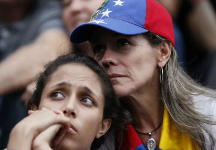 Venezolanos recuerdan a los fallecidos en las protestas callejeras. FOTO/AP