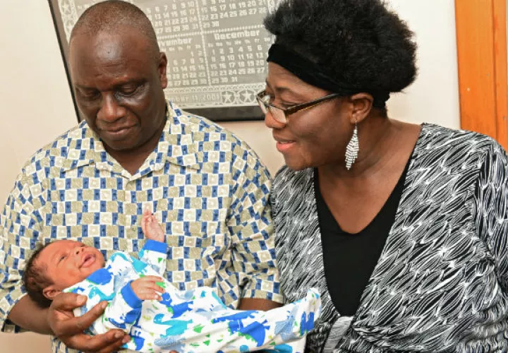 Isaiah Somuah Anim, 59,u¿y su esposa Akosua Budu Amoako observan a su bebé. FOTO/AP