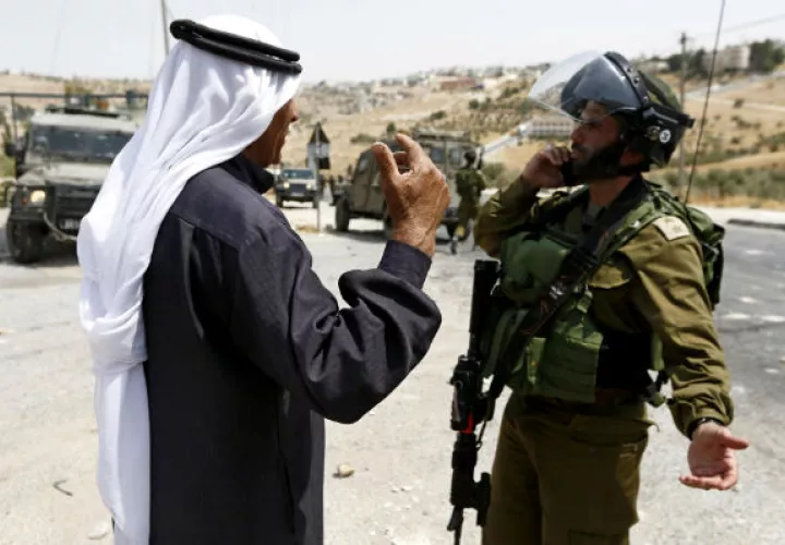 Palestino frente a soldado israelí. Foto. EFE