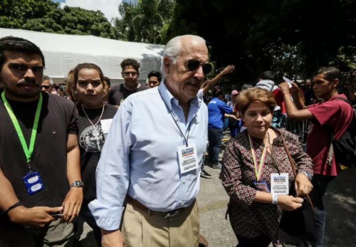 El expresidente colombiano Andrés Pastrana recorre las mesas de votación. FOTO/EFE