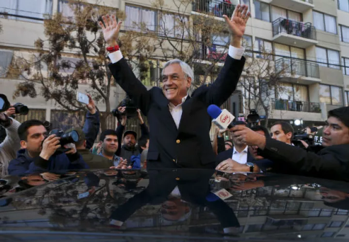 El expresidente Sebastián Piñera, celebra su triunfo. FOTO/AP