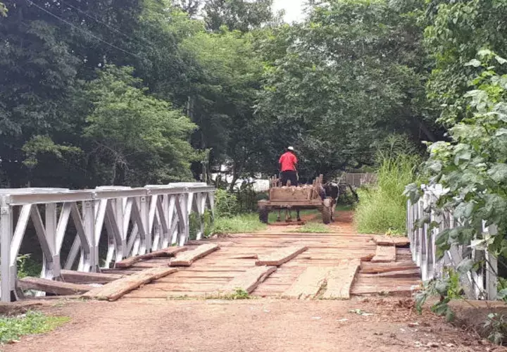 Los agricultores muchas veces prefieren pasan por debajo del puente porque está a punto de caerse. Foto: Elena Valdez