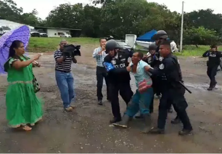 Padres de familia, doncentes y estudiantes fueron reprimidos por unidades de Control de Multitudes de la Policía Nacional. Foto: Cortesía