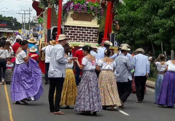 Llamativo desfile. Foto: Melquiades Vásquez 