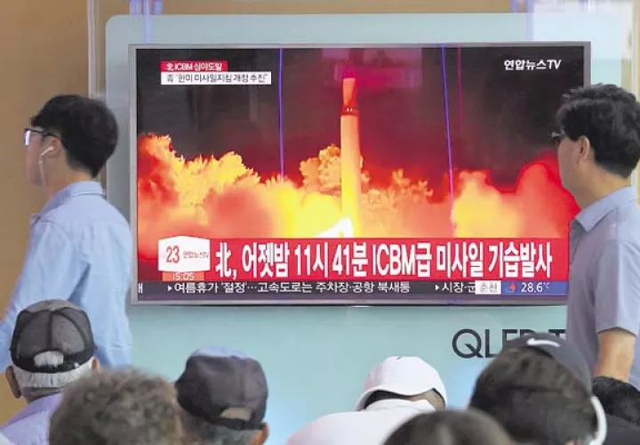 Un grupo de personas observan el momento del lanzamiento del misil norcoreano. /Foto AP