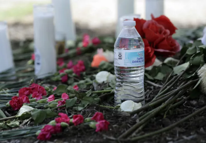 Ofrendas en la calle donde paró el remolque con inmigrantes en Texas. FOTO/AP