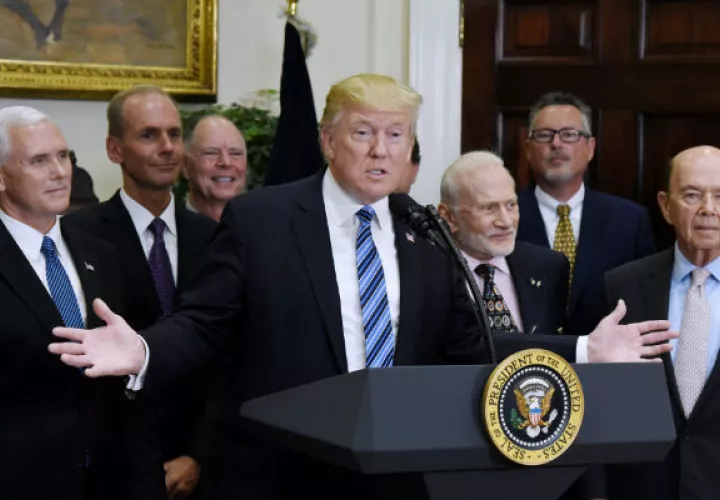 El presidente Donald Trump en pugna con los senadores republicanos. FOTO/AP