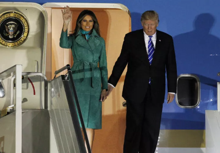 Donald Trump y su esposa Melania Trump, llegan a territorio polaco. FOTO/AP