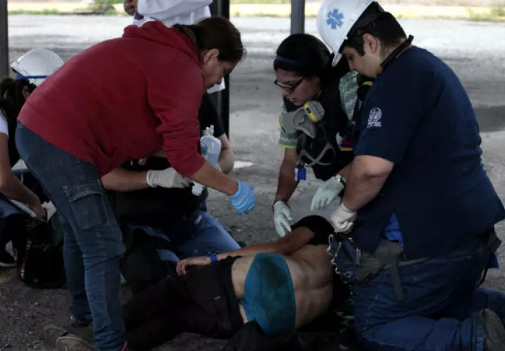Ayudan aun ciudadano herido. FOTO/EFE
