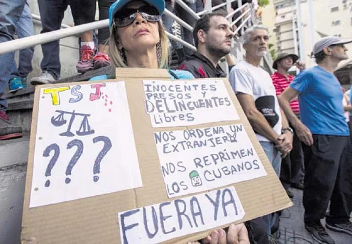 Opositores reunidos en la Plaza los Palos Grandes, en Caracas. /Foto EFE