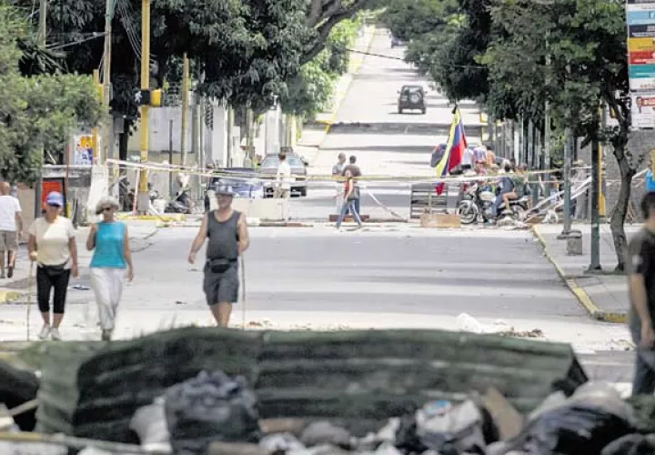 Un grupo de personas cierran las calles de diversas ciudades. /Foto EFE