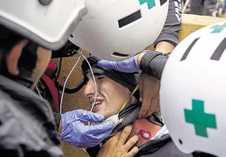 Personal de emergencias ayuda a un herido. /Foto EFE