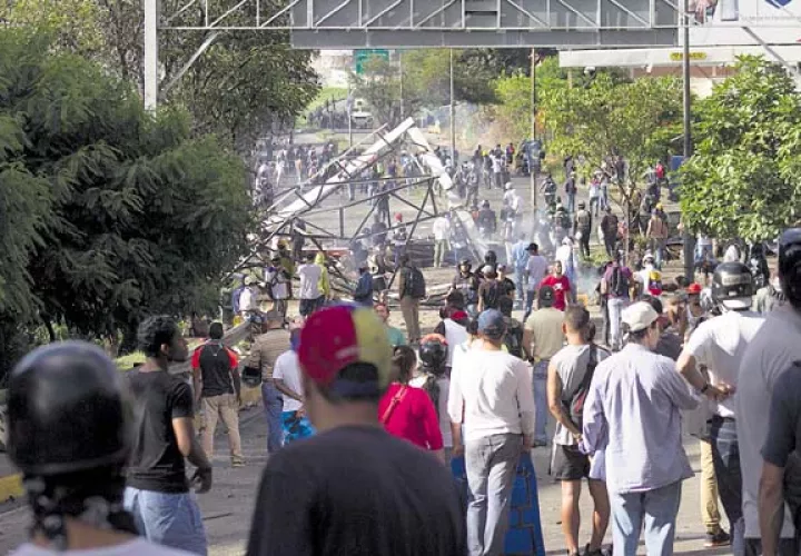 La característica en las calles venezolanas eran los cierres de calle. /Foto EFE